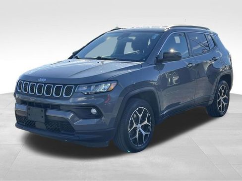 Used 2024 Jeep Compass Latitude image 3