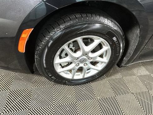 Used 2023 Chrysler Pacifica Touring-L FWD image 9