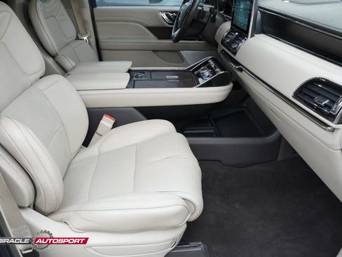 Used 2019 Lincoln Navigator L Reserve image 32