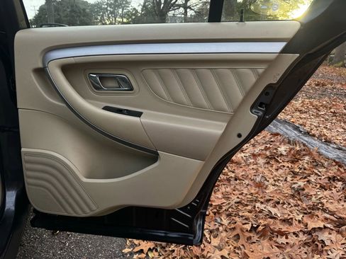 Used 2017 Ford Taurus SE image 12