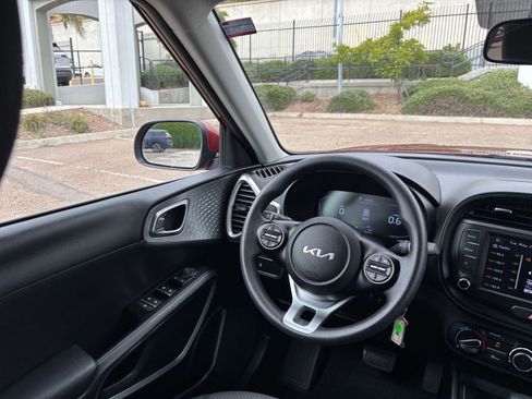 Used 2025 Kia Soul LX w/ LX Technology Package FWD image 32