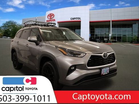 Certified 2025 Toyota Highlander XLE image 1