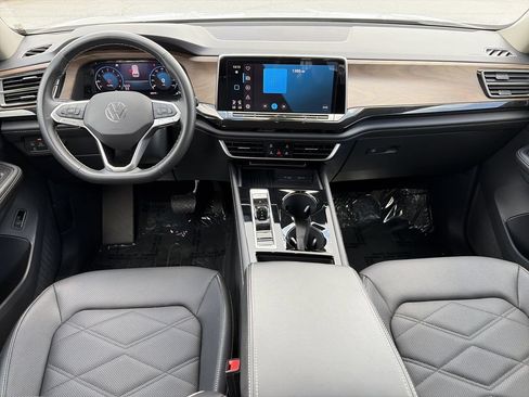 Certified 2025 Volkswagen Atlas SE FWD image 2