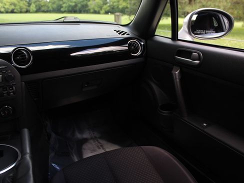 Used 2006 MAZDA MX-5 Miata Touring RWD image 12