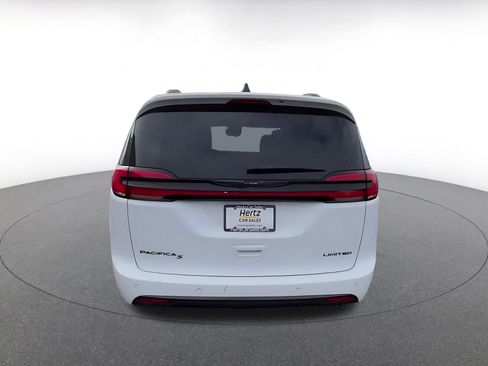 Used 2025 Chrysler Pacifica Limited image 12