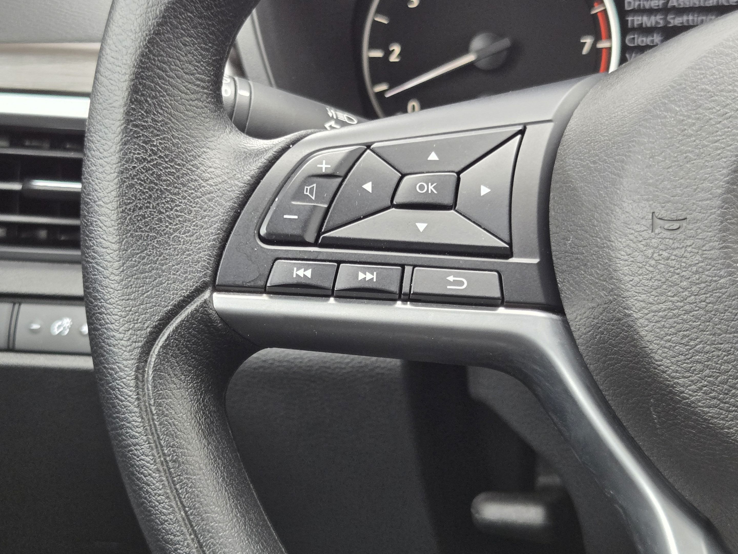 Used 2025 Nissan Altima 2.5 SV FWD image 25