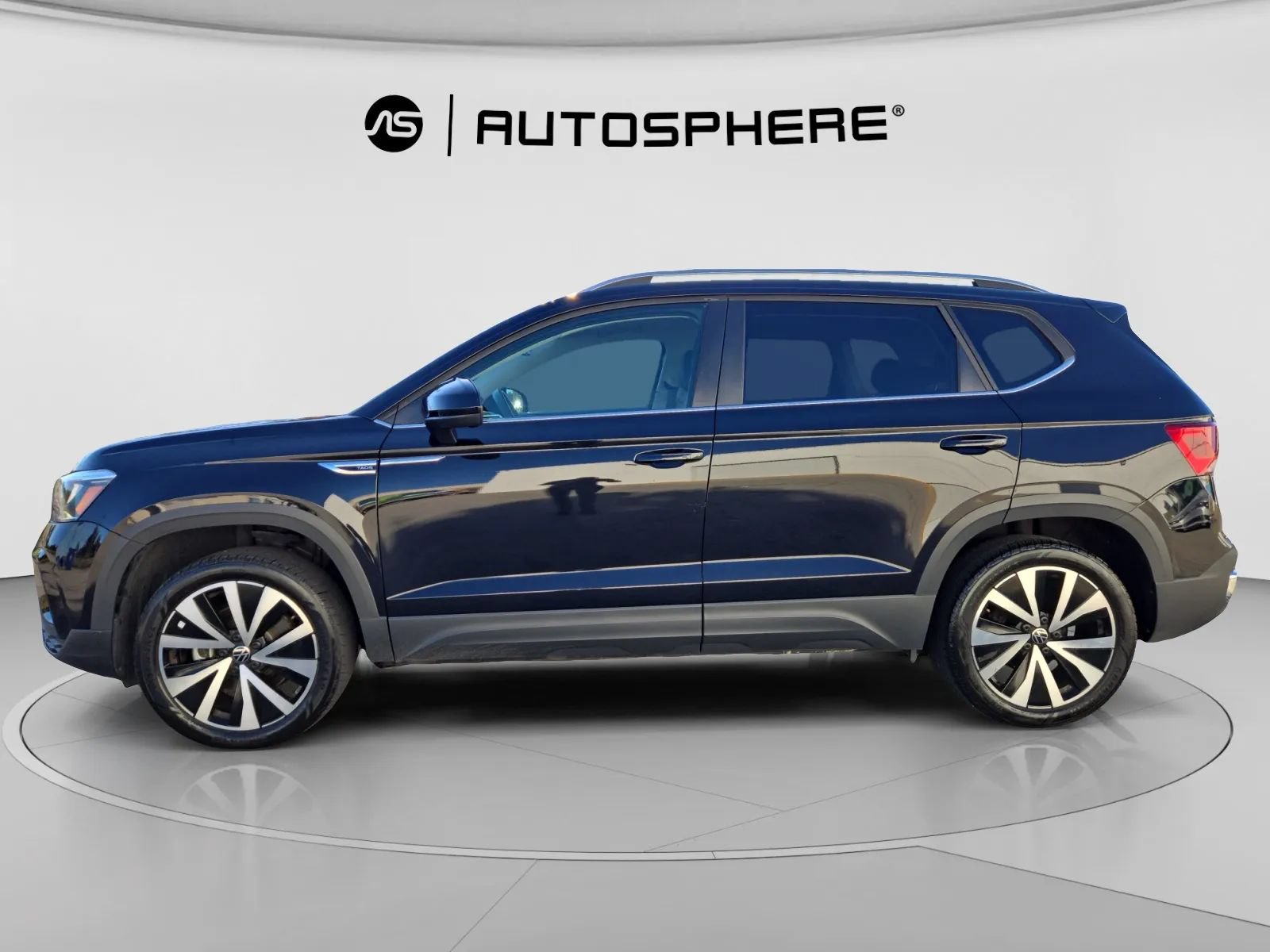 Used 2024 Volkswagen Taos SE w/ Panoramic Sunroof Package FWD image 4