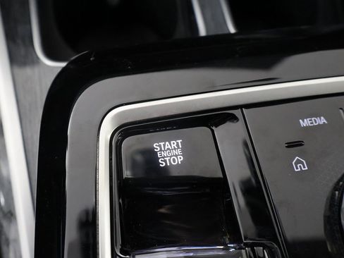 Used 2025 BMW 740i xDrive image 45