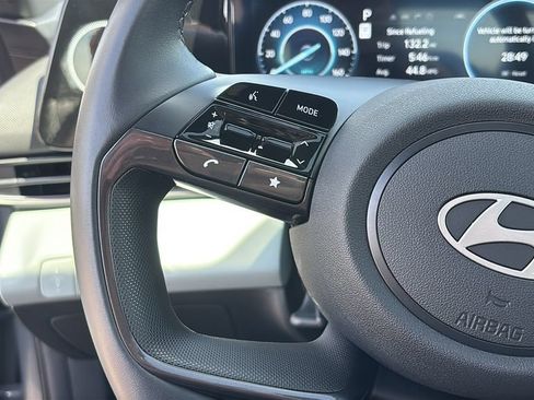 Used 2025 Hyundai Elantra Limited FWD image 17
