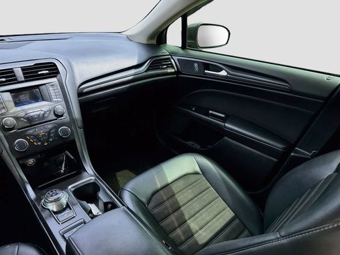 Used 2018 Ford Fusion SE w/ Equipment Group 601A FWD image 25
