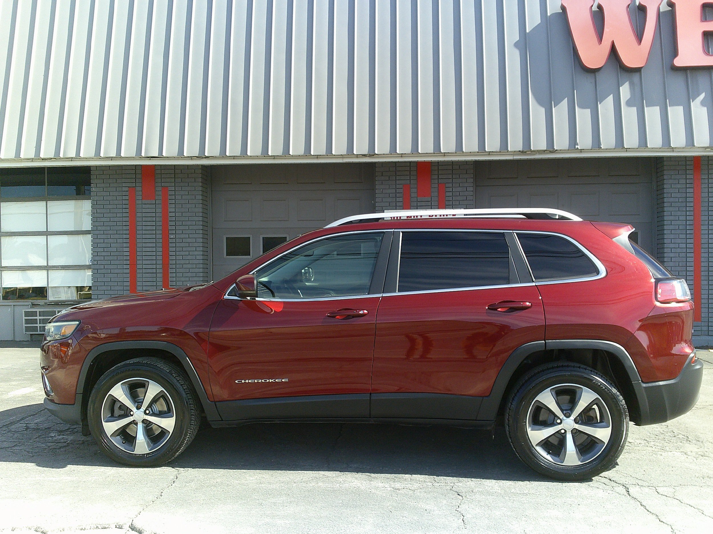 Used 2019 Jeep Cherokee Limited AWD/4WD image 4