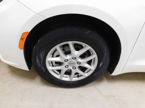 Used 2023 Chrysler Pacifica Touring-L image 12