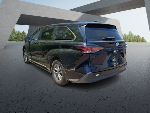 Used 2021 Toyota Sienna LE FWD image 3
