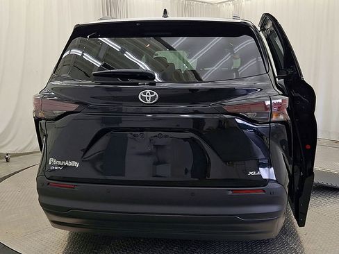Used 2026 Toyota Sienna XLE FWD image 2