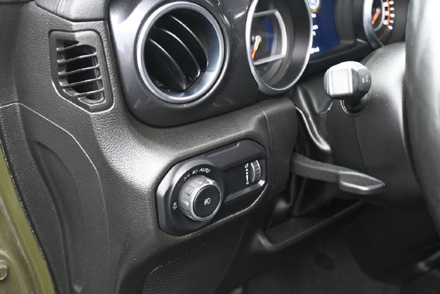 Used 2023 Jeep Wrangler Unlimited Sahara AWD/4WD image 15