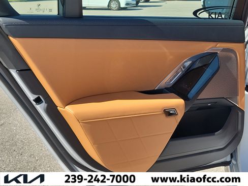 Used 2025 BMW 740i w/ Premium Package RWD image 17