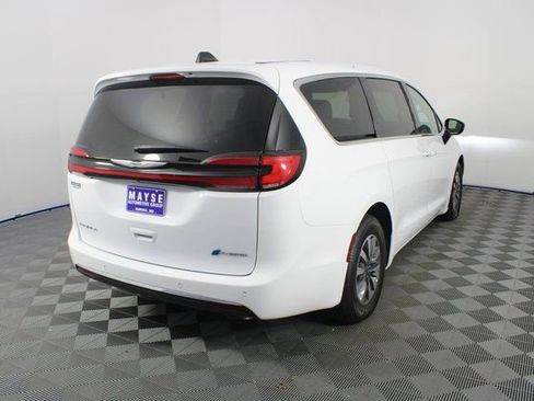 Used 2024 Chrysler Pacifica Select image 26