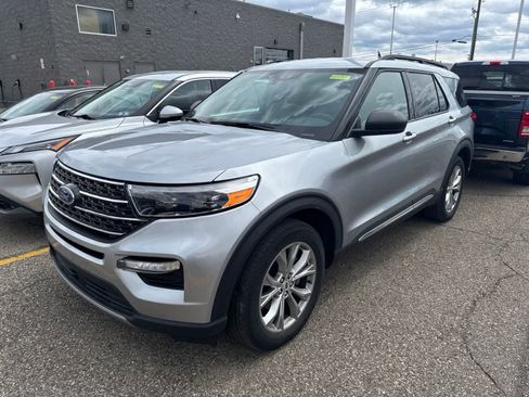 Used 2023 Ford Explorer XLT w/ Equipment Group 202A AWD/4WD image 2