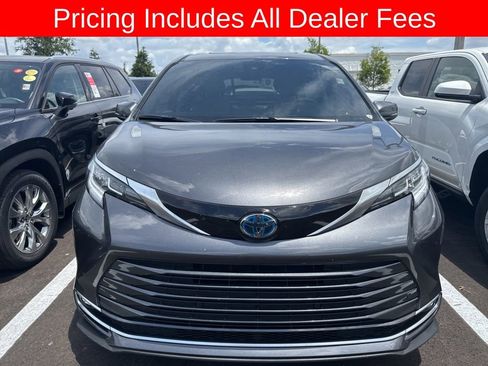 Used 2025 Toyota Sienna Limited AWD/4WD image 2