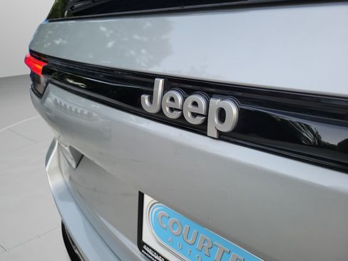 Certified 2025 Jeep Grand Cherokee Limited w/ Trailer Tow Package RWD image 32