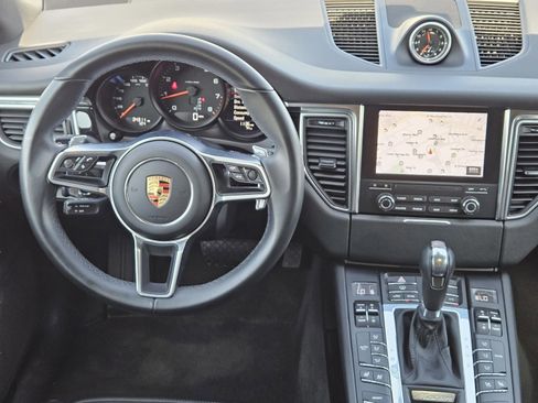 Used 2018 Porsche Macan image 25