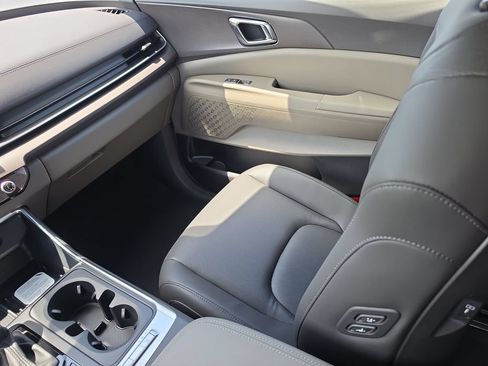 New 2027 Kia Carnival EX FWD image 16