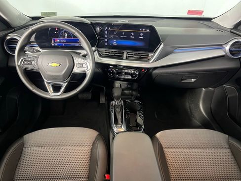 Used 2025 Chevrolet Trax LT w/ LT Convenience Package image 14