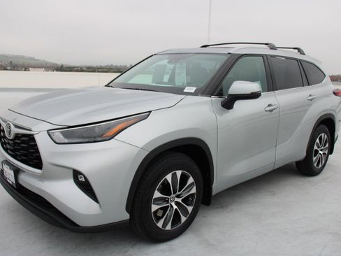Certified 2022 Toyota Highlander XLE image 7