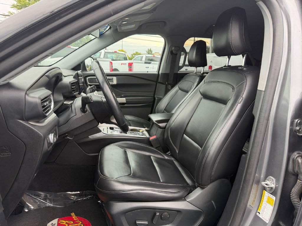 Used 2021 Ford Explorer XLT w/ Equipment Group 202A AWD/4WD image 13