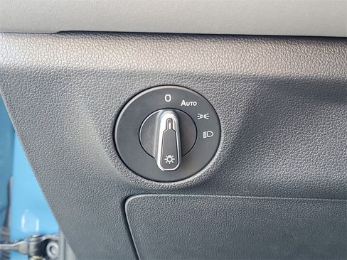 Used 2025 Volkswagen Jetta SE image 21