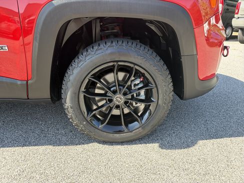 Used 2023 Jeep Renegade Latitude AWD/4WD image 14
