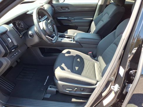 Used 2025 Nissan Pathfinder SV image 2