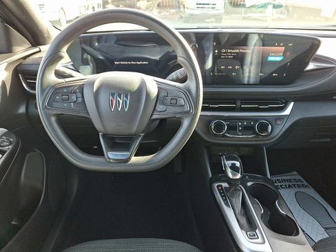 Used 2024 Buick Envista Preferred image 9