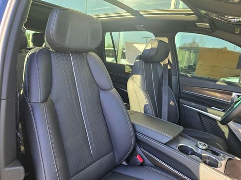 Certified 2026 Cadillac Vistiq Sport image 11