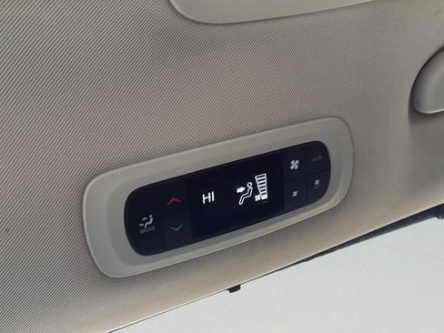 Used 2018 Chrysler Pacifica Touring-L FWD image 18