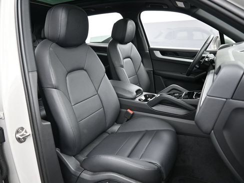 Certified 2026 Porsche Cayenne E-Hybrid AWD/4WD image 30