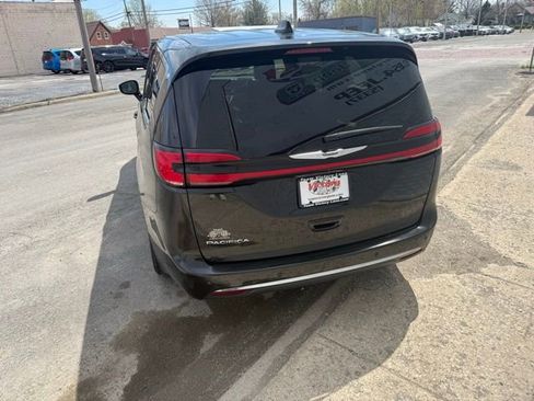 Used 2023 Chrysler Pacifica Touring-L FWD image 3