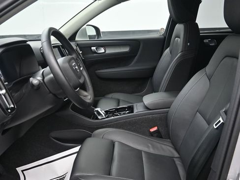 Used 2025 Volvo XC40 B5 Plus image 10