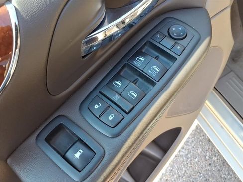 Used 2011 Chrysler Town & Country Limited image 14