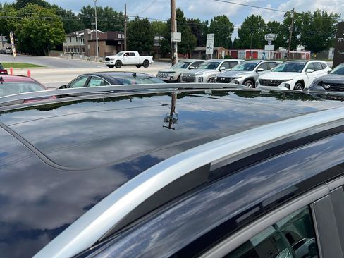 Used 2024 Volkswagen Taos SE w/ Panoramic Sunroof Package FWD image 9