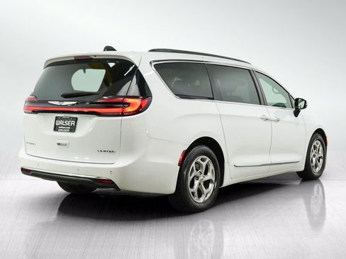 Used 2023 Chrysler Pacifica Limited FWD image 5