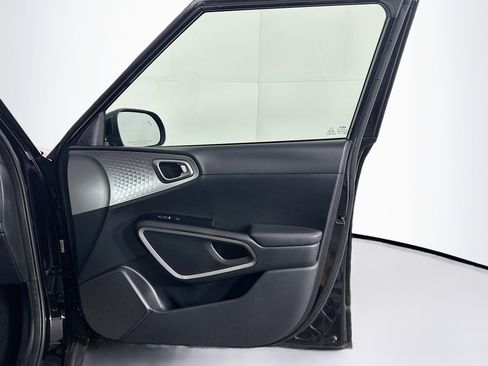 Used 2025 Kia Soul LX w/ LX Technology Package FWD image 30
