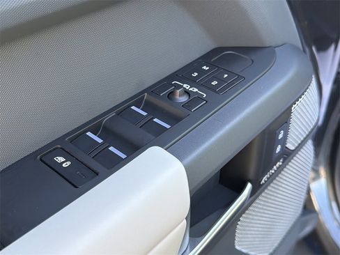 Used 2023 Land Rover Defender 130 X-Dynamic SE image 25