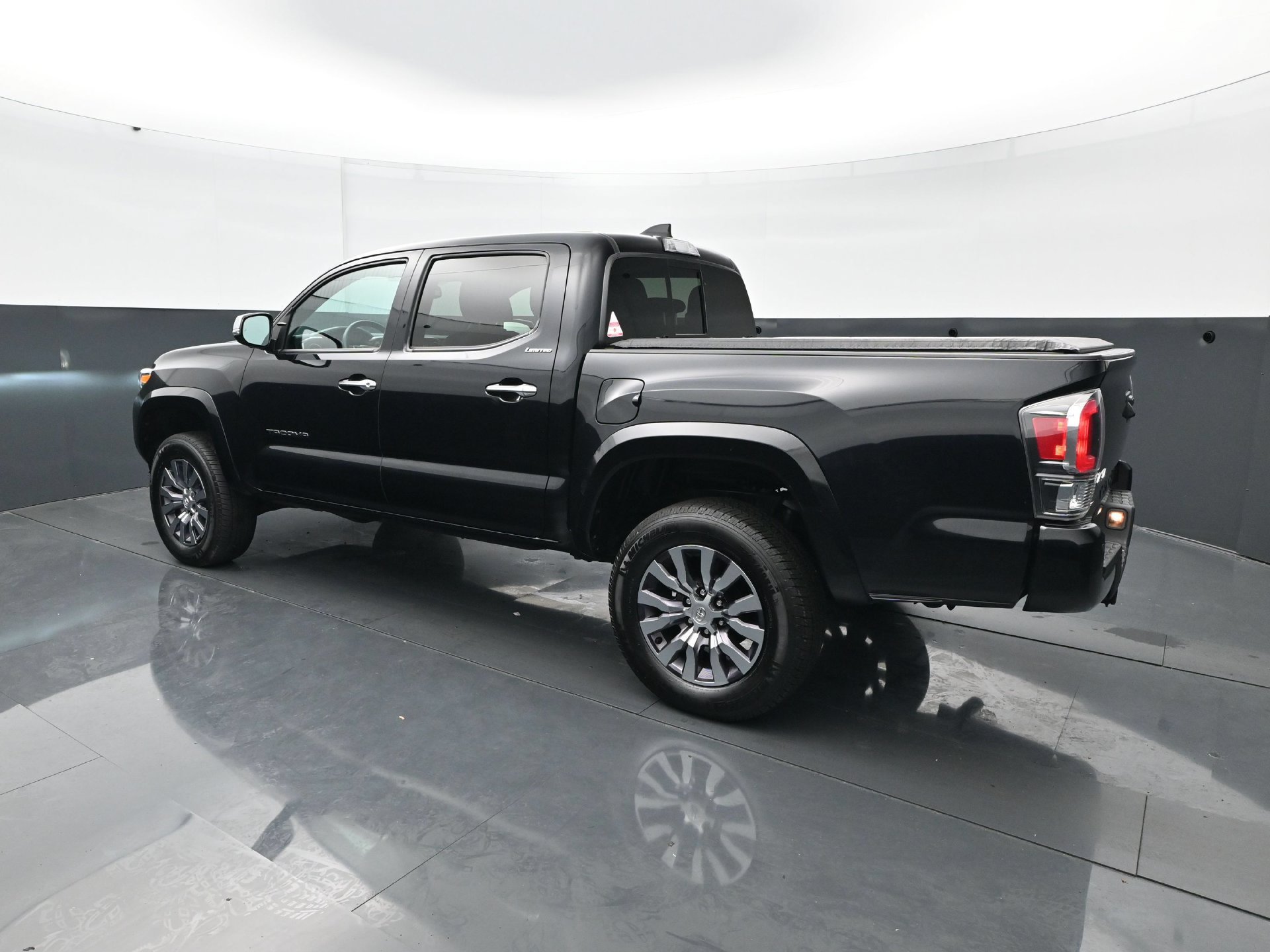 Used 2021 Toyota Tacoma Limited AWD/4WD image 4