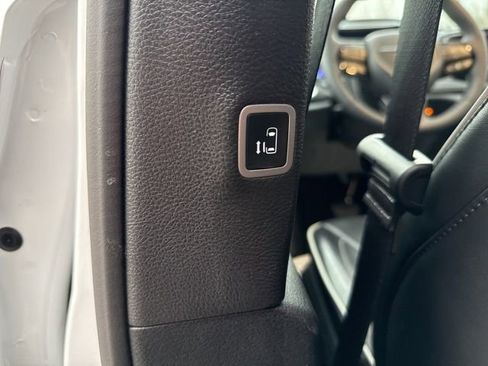 Used 2025 Chrysler Pacifica Limited image 19