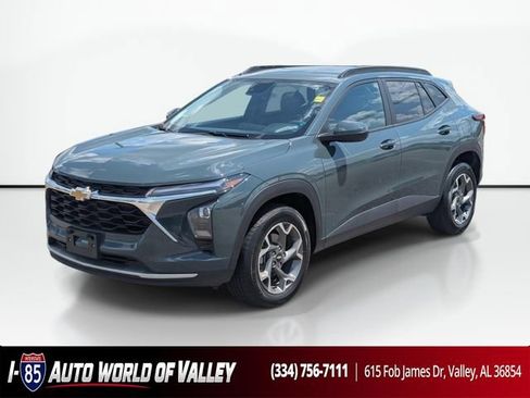 Used 2025 Chevrolet Trax LT FWD image 1