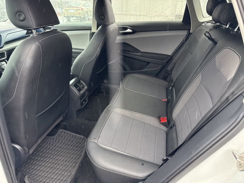 Used 2023 Volkswagen Taos SE w/ Panoramic Sunroof Package image 11