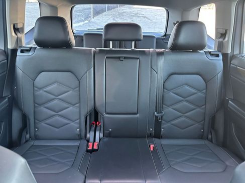 Used 2025 Volkswagen Atlas SE image 38
