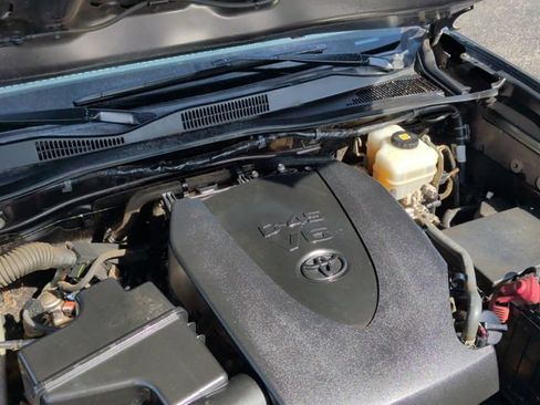 Used 2018 Toyota Tacoma TRD Off-Road AWD/4WD image 32