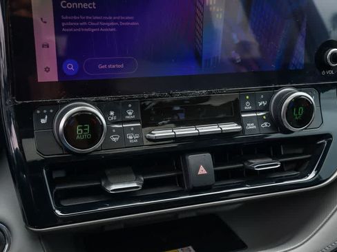 Used 2023 Toyota Highlander XLE FWD image 22